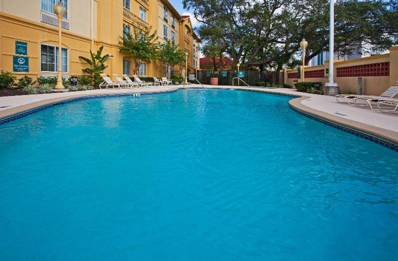 La Quinta Inn Suites By Wyndham Usf Near Busch Gardens In